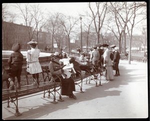 Kvinder og børn på parkbænke på Union Square, New York, 1903 (sølv gelatinetryk)